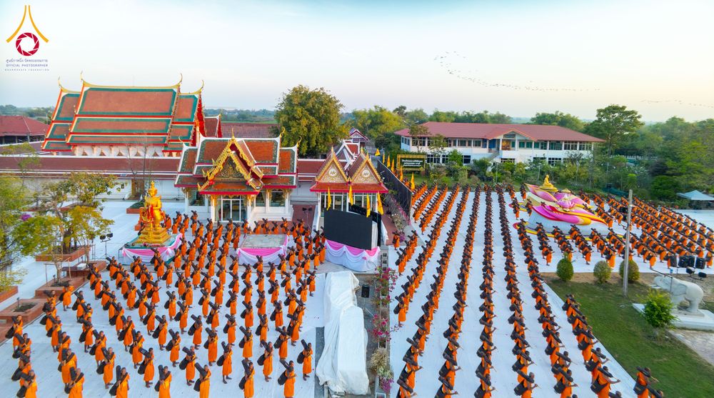 ภาพ No.294658:วันอาทิตย์ที่ 14 ธันวาคม พ.ศ.2568 พระธรรมยาตราปฏิบัติธรรมและถ่ายภาพหมู่ประวัติศาสตร์ ณ วัดสองพี่น้อง ต.ต้นตาล อ.สองพี่น้อง จ.สุพรรณบุรี ในโครงการธรรมยาตรา กตัญญูบูชา มหาปูชนียาจารย์ พระมงคลเทพมุนี(สด จนฺทสโร) พระผู้ปราบมาร อนุสรณ์สถาน 7 แห่ง ปีที่ 14