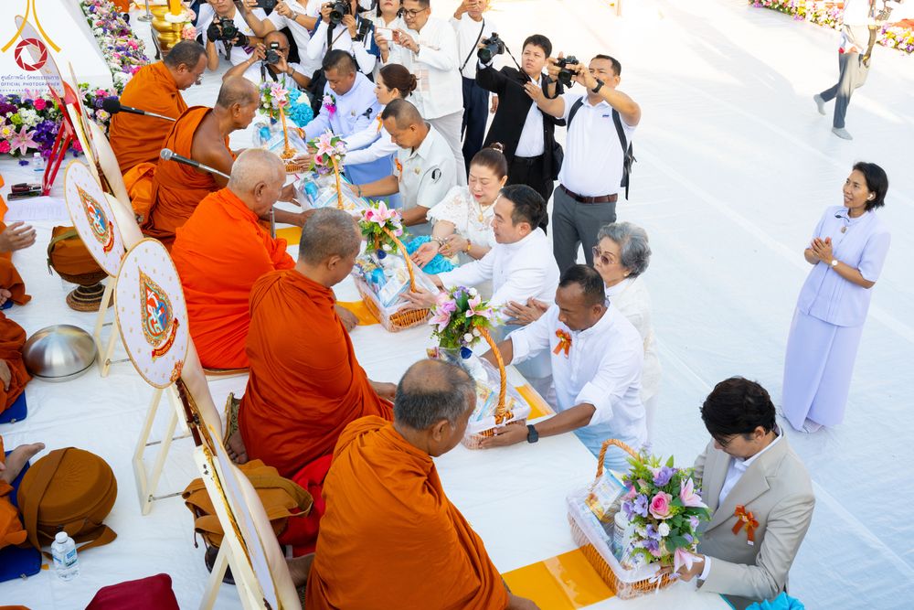 ภาพ No.311215:วันเสาร์ที่ 28 กุมภาพันธ์ พ.ศ. 2569 พิธีตักบาตรพระมหากุศล 11,250 รูป เฉลิมฉลอง 1,250 ปีศรีธรรมราชเจดีย์ สู่มรดกโลก ณ ถนนราชดำเนิน บริเวณหน้าวัดพระมหาธาตุวรมหาวิหาร อ.เมือง จ.นครศรีธรรมราช