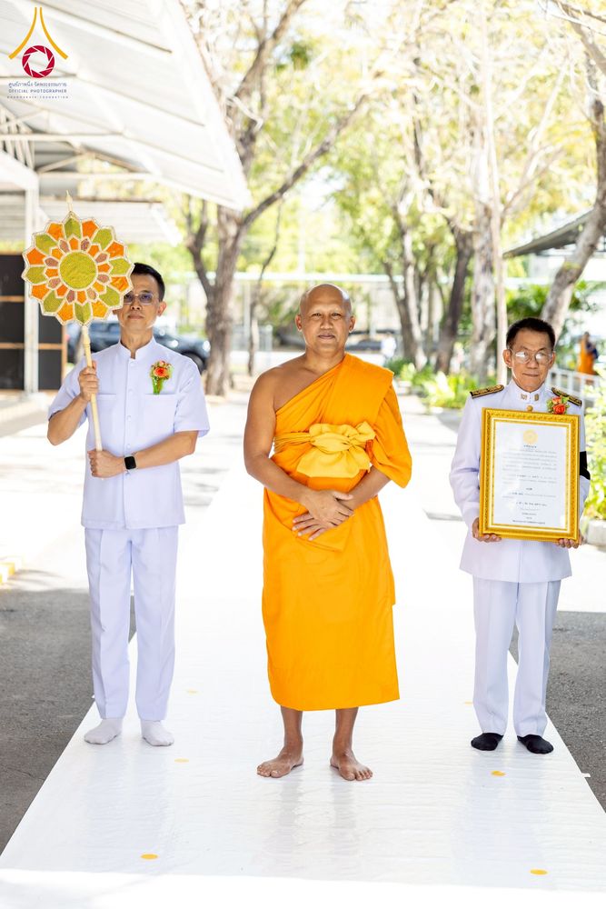 ภาพ No.276641:วันเสาร์ที่ 6 ธันวาคม พ.ศ. 2568 พิธีมุทิตาสักการะ เนื่องในโอกาสที่พระเดชพระคุณพระพรหมดิลก เจ้าอาวาสวัดสามพระยา วรวิหาร เมตตาเป็นประธานในพิธีตั้งฐานานุกรมใน พระราชวิเทศวชิรเวที (บัณฑิต วรปญฺโญ) ผู้ช่วยเจ้าอาวาสวัดพระธรรมกาย (ไวโรจน์ วิโรจโน) ผู้ช่วยเจ้าอา