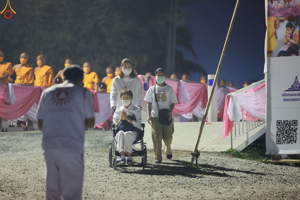 ภาพ No.110196:พิธีตักบาตรพระธรรมยาตราฯ ในโครงการธรรมยาตรากตัญญูบูชา มหาปูชนียาจารย์ พระมงคลเทพมุนี(สด จนฺทสโร) พระผู้ปราบมาร ปีที่ 12 ณ อนุสรณ์สถานลำดับที่ 2 สถานที่ตั้งมโนปณิธานบวชตลอดชีวิต อนุสรณ์สถานบางนางแท่น จ.นครปฐม วันที่ 11 มกราคม พ.ศ. 2567