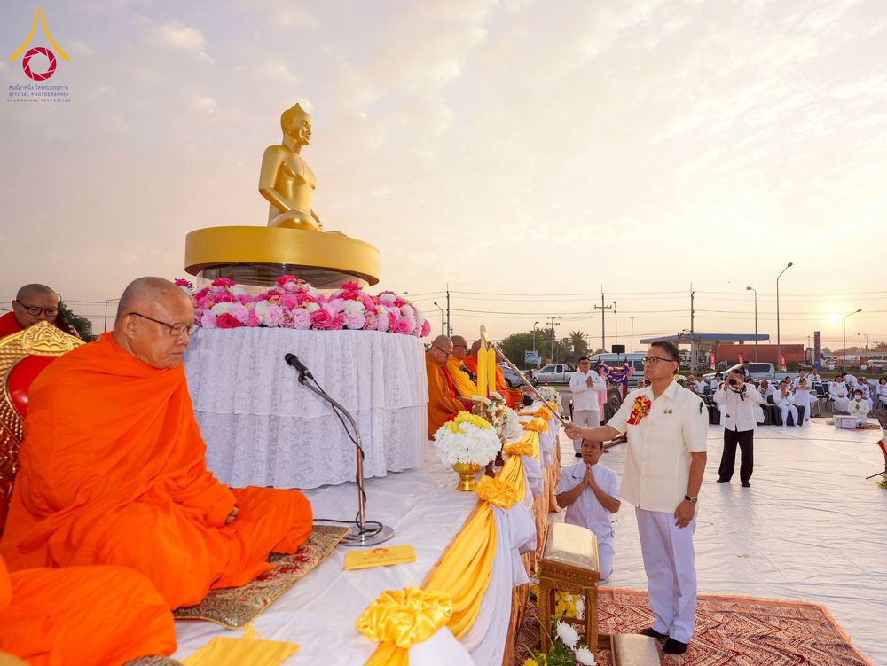 ภาพ No.276868:วันเสาร์ที่ 6 ธันวาคม พ.ศ. 2568 พิธีตักบาตรพระ 1,000 รูป อุทิศถวายพระราชกุศลสมเด็จพระนางเจ้าสิริกิติ์ พระบรมราชินีนาถ พระบรมราชชนนี พันปีหลวง และ ทำบุญเมืองลำปาง ครบรอบ 1,345 ปี ณ ลานพระบรมราชานุสาวรีย์สมเด็จพระนเรศวรมหาราชนครลำปาง อ.เกาะคา จ.ลำปาง