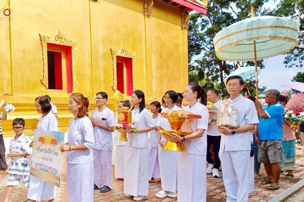 ภาพ No.255550:วันที่ 12 ตุลาคม พ.ศ. 2568 พิธีทอดกฐินสามัคคีทั่วไทย 30,000 วัด โดยคณะศิษยานุศิษย์ บูชาธรรม 81 ปี หลวงพ่อธัมมชโย ณ วัดสามจุ่น ต.ดอนปรู อ.ศรีประจันต์  จ.สุพรรณบุรี