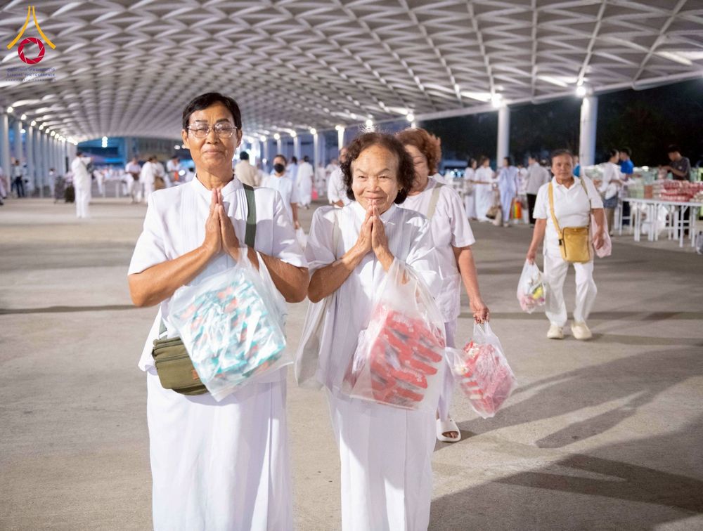 ภาพ No.276947:วันอาทิตย์ที่ 7 ธันวาคม พ.ศ. 2568 พิธีตักบาตรอาทิตย์ต้นเดือน ณ บ้านแก้วเรือนทองคุณยายฯ วัดพระธรรมกาย