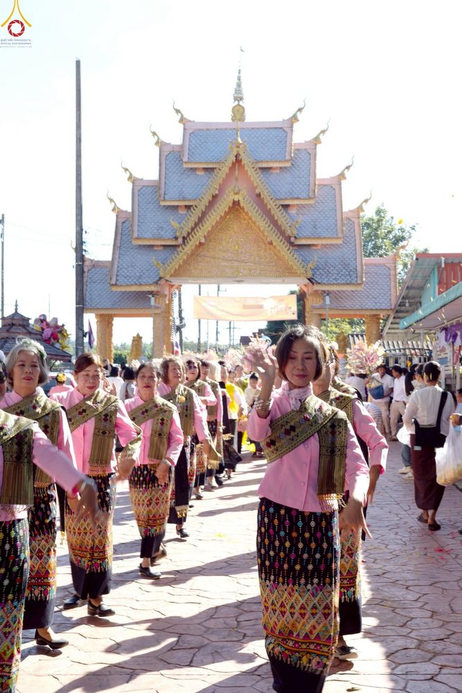 ภาพ No.269970:วันที่ 27 ตุลาคม พ.ศ. 2568 พิธีทอดกฐินสามัคคีทั่วไทย ณ วัดป่ารวก อ.เมือง จ.เชียงราย โดยคณะศิษยานุศิษย์ บูชาธรรม 81 ปี หลวงพ่อธัมมชโย