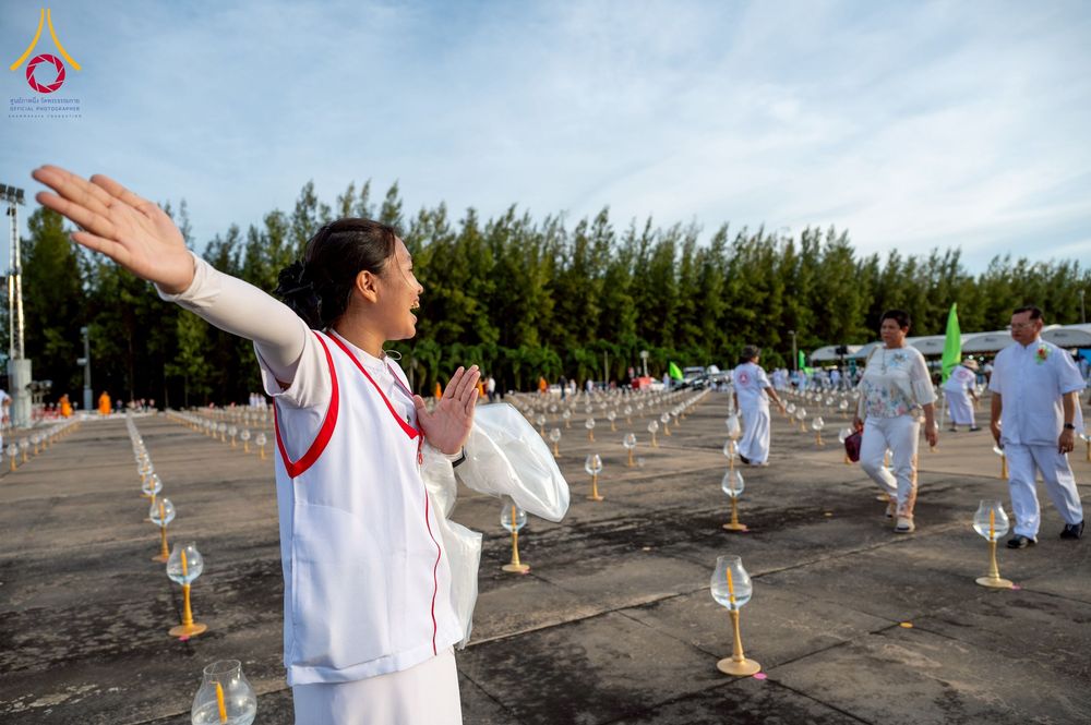 ภาพ No.250401:วันอังคารที่ 7 ตุลาคม พ.ศ. 2568 พิธีจุดประทีปบูชาพระรัตนตรัย ณ ลานธรรมปทุมรัตน์ธรรมเจดีย์ พุทธอุทยานนานาชาติ อ.โพนพิสัย จ.หนองคาย