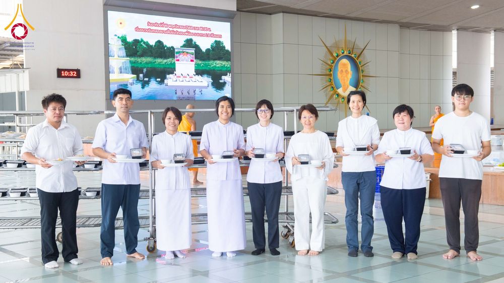ภาพ No.268258:วันที่ 8 พฤศจิกายน พ.ศ. 2568 พิธีถวายภัตตาหารเมนูสวรรค์ เพื่อการบรรลุธรรม ณ หอฉันคุณยายอาจารย์ฯ วัดพระธรรมกาย
