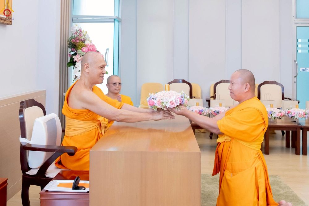 ภาพ No.246320:วันที่ 8 กันยายน พ.ศ. 2568 พระครูปลัดรัตนวีรวัฒน์ (รังสฤษดิ์ อิทฺธิจินฺตโก) เจ้าอาวาสวัดพระธรรมกาย เป็นประธานมอบพระบรมสารีริกธาตุ แก่ศูนย์ส่งเสริมศีลธรรมภายในประเทศ และวัดสาขาต่างประเทศ จำนวน 8 แห่ง