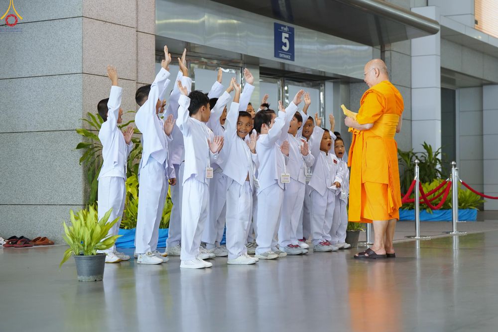 ภาพ No.323608:วันที่ 22 เมษายน พ.ศ.2569(วันคุ้มครองโลก) งานถวายมหาสังฆทาน 40,000 กว่าวัดทั่วประเทศ พิธีภาคสาย ปฏิบัติธรรม ,  พิธีมอบปัจจัยช่วยเหลือครู 4 จังหวัดชายแดนภาคใต้