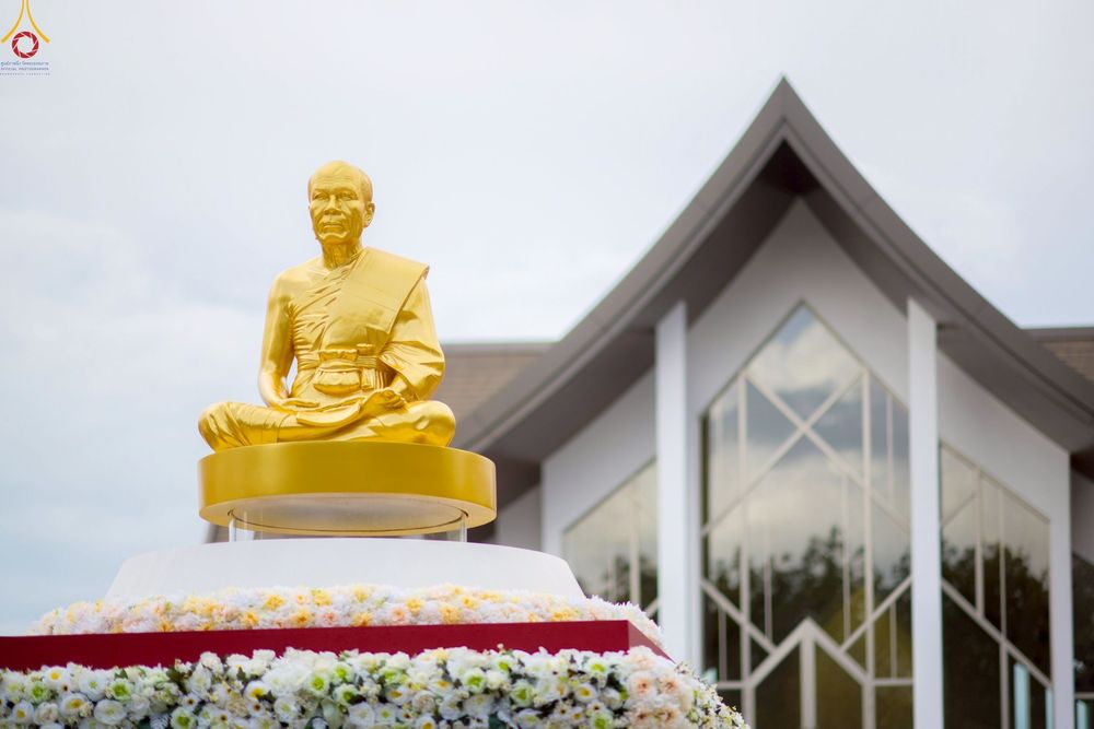 ภาพ No.239345:วันอาทิตย์ที่ 17 สิงหาคม พ.ศ. 2568 พิธีกดปุ่มอัญเชิญรูปเหมือน พระมงคลเทพมุนี (สด จันทสโร)  ณ มหาวิหารแก้วพระมงคลเทพมุนี  ศูนย์ปฏิบัติธรรมแก้วเมืองเลย