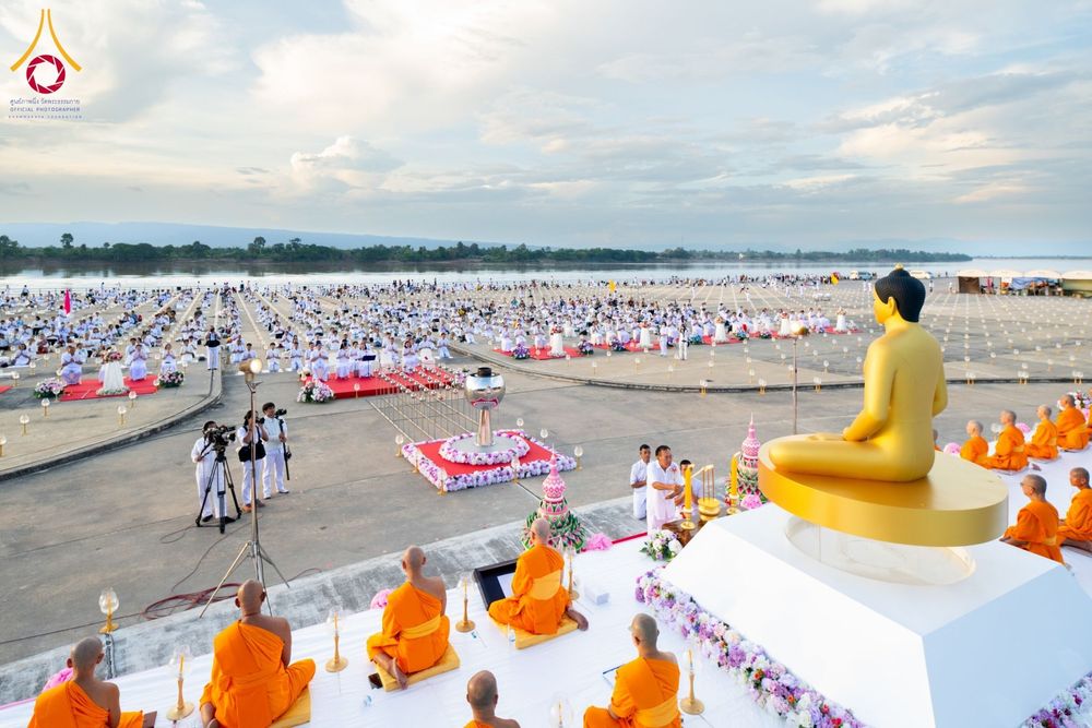 ภาพ No.162224:พิธีจุดประทีปโคมลาน ถวายเป็นพุทธบูชา สร้างความสว่างไสวให้กับแผ่นดินด้วยแสงธรรม วันพฤหัสบดีที่ 17 ตุลาคม พ.ศ. 2567 ณ พุทธอุทยานนานาชาติ จังหวัดหนองคาย