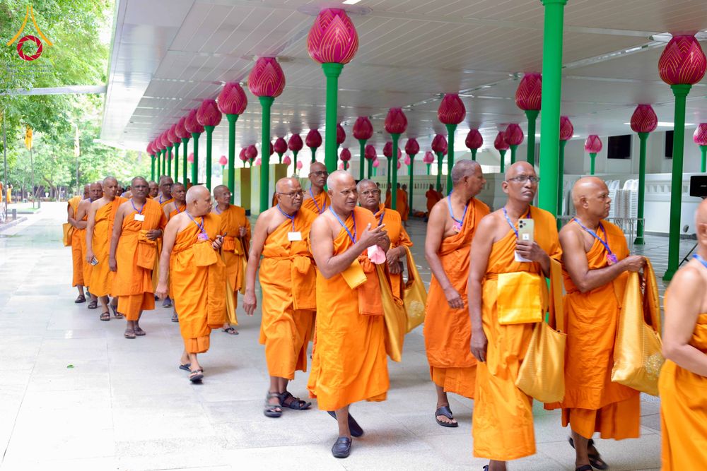 ภาพ No.327634:วันที่ 1-6 พฤษภาคม พ.ศ.2569 ต้อนรับชาวต่างชาติ พระภิกษุ คณะชาวเมียนมาร์  อุบาสิกาชาวอินเดีย เยี่ยมชมวัดพระธรรมกายและสักการะพระมหาธรรมกายเจดีย์