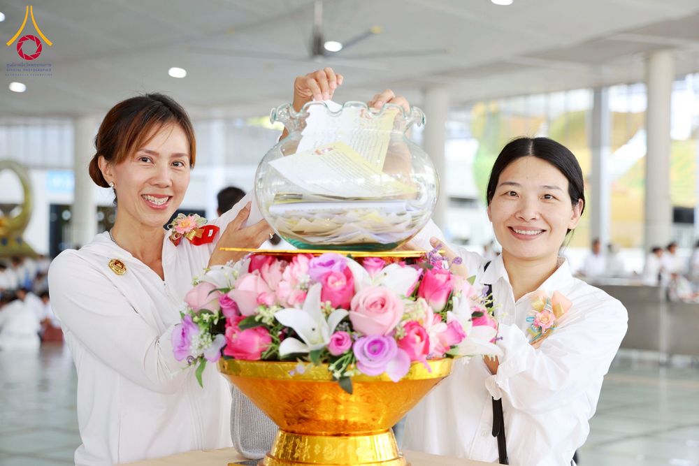 ภาพ No.263000:วันที่ 21 ตุลาคม พ.ศ. 2568 (วันพระ แรม 14 ค่ำ เดือน 11) พิธีบุพเปตพลี ครั้งที่ 171 ร่วมอุทิศบุญแด่หมู่ญาติที่ล่วงลับไปแล้ว และสืบทอดอายุพระพุทธศาสนา ณ หอฉันคุณยายอาจารย์ฯ วัดพระธรรมกาย