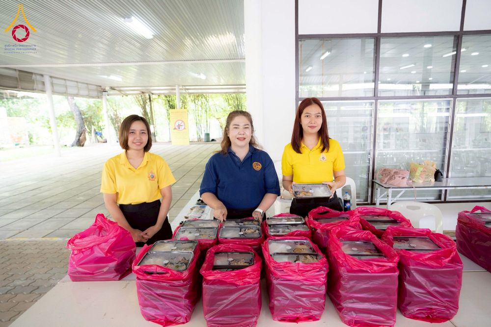 ภาพ No.230299:วันจันทร์ที่ 30 มิถุนายน พ.ศ. 2568 เจ้าอาวาสวัดพระธรรมกาย เยี่ยมอนุโมทนาให้กำลังใจ บุคลากรทางการแพทย์-เจ้าหน้าที่ผู้ปฏิบัติงาน โครงการรถตัดแว่นสายตาเคลื่อนที่สภากาชาดไทย เพื่อเด็กนักเรียนในชนบท พื้นที่จังหวัดปทุมธานี
