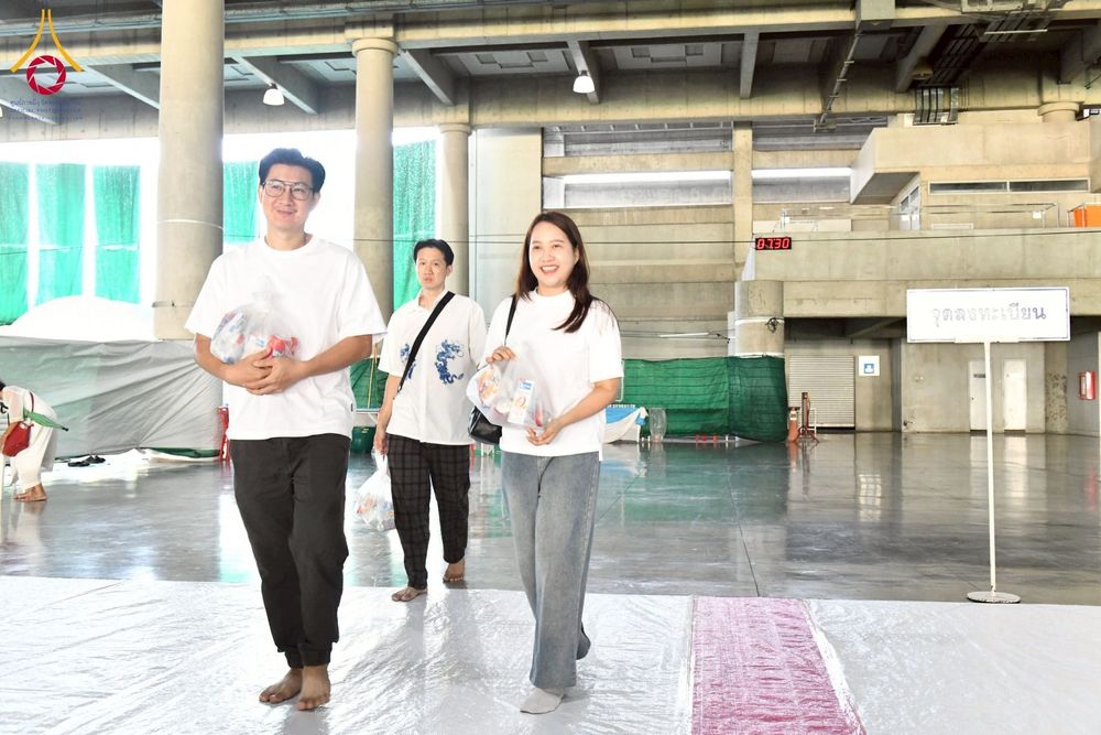 ภาพ No.256620:วันที่ 11 ตุลาคม พ.ศ. 2568 พิธีตักบาตรฉลองพระใหม่  โครงการอุปสมบทบูชาธรรม 141 ปี  พระมงคลเทพมุนี (สด จนฺทโร) ผู้ค้นพบวิชชาธรรมกาย ณ มหาวิหารคด 9 วัดพระธรรมกาย