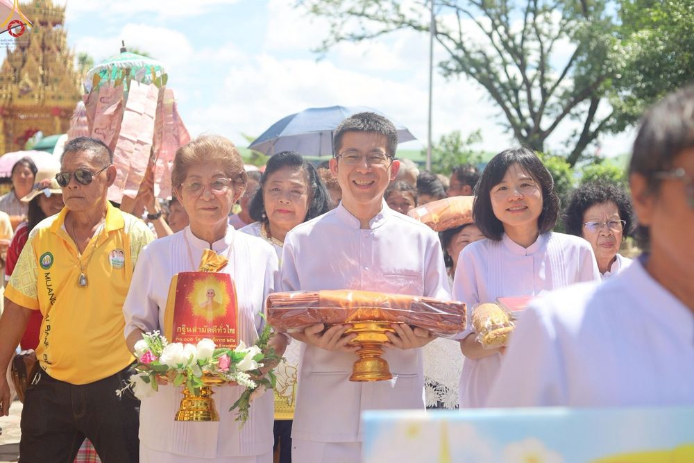 ภาพ No.260957:วันที่ 19 ตุลาคม พ.ศ. 2568 พิธีทอดกฐินสามัคคีทั่วไทย 30,000 วัด โดยคณะศิษยานุศิษย์ บูชาธรรม 81 ปี หลวงพ่อธัมมชโย ณ วัดบัลลังก์ อ.หนองหญ้าไซ จ.สุพรรณบุรี