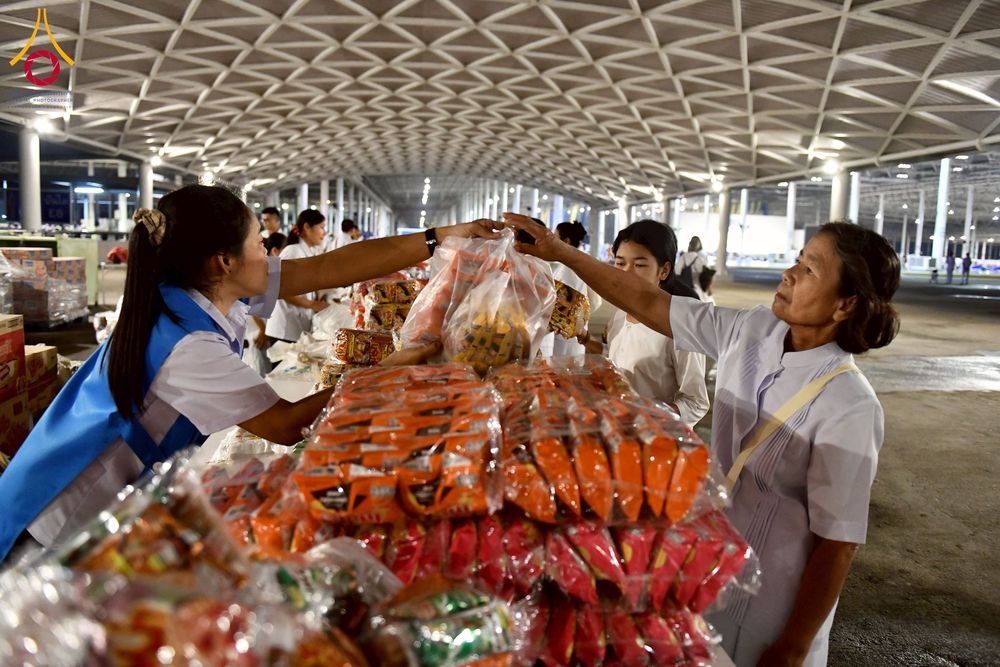 ภาพ No.256722:วันที่ 5 ตุลาคม พ.ศ. 2568 พิธีตักบาตร ข้าวสารอาหารแห้ง ณ บ้านแก้วเรือนทองคุณยายฯ สภาธรรมกายสากล วัดพระธรรมกาย