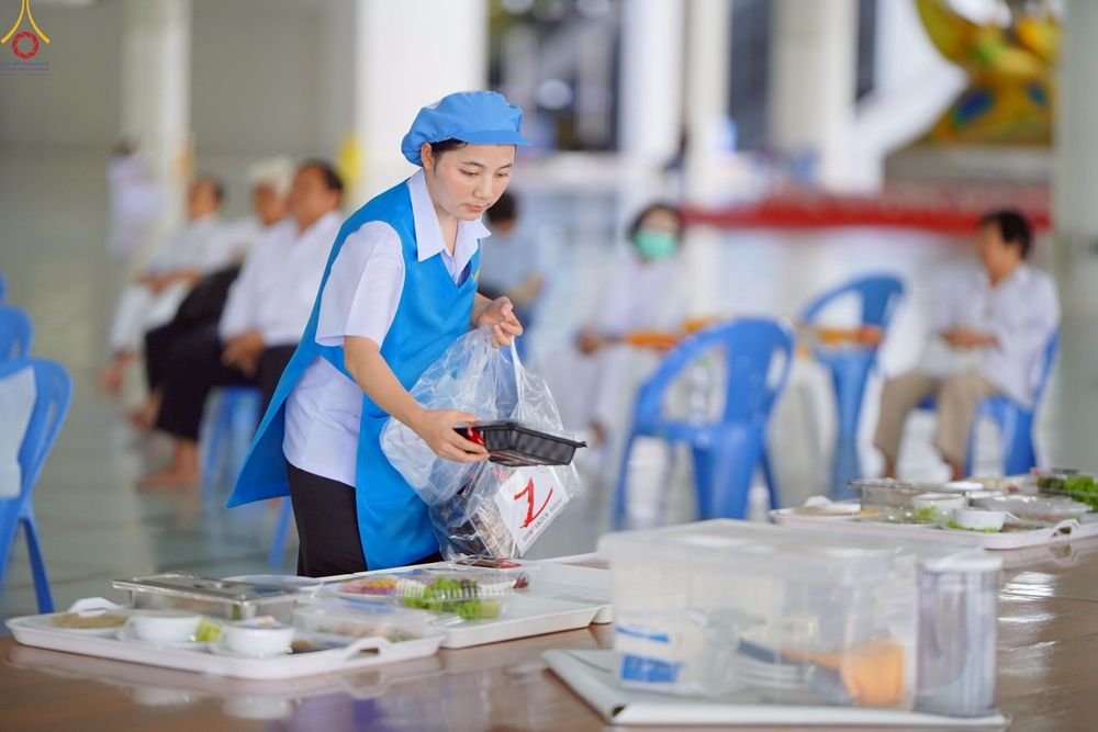 ภาพ No.248476:วันที่ 27 กันยายน พ.ศ. 2568 พิธีถวายเมนูสวรรค์เพื่อการบรรลุธรรม ณ หอฉันคุณยายอาจารย์ฯ วัดพระธรรมกาย