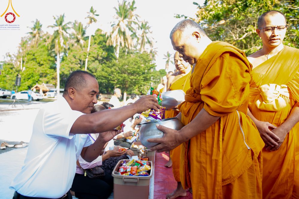 ภาพ No.311061:วันพฤหัสบดีที่ 26 กุมภาพันธ์ พ.ศ. 2569 พิธีถวายสังฆทานแด่คณะสงฆ์ 323 วัด ปีที่ 22 ครั้งที่ 182 พิธีมอบกองทุนหนุนแรงใจช่วยครูใต้ ปีที่ 19 ครั้งที่ 145 และพิธีทำบุญอุทิศส่วนกุศลให้ผู้วายชนม์