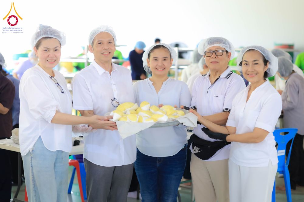ภาพ No.323595:วันที่ 21 เมษายน 2569 ปอกทุเรียน 26 ตัน 75,000 กล่อง เตรียมงานถวายสังฆทาน40000กว่าวัดทั่วประเทศ
