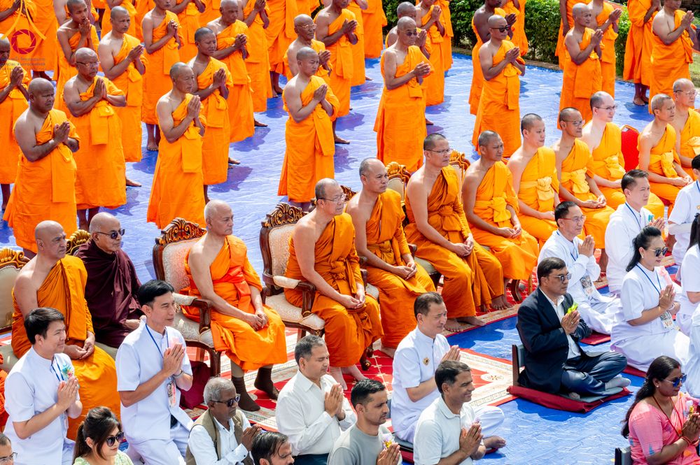 ภาพ No.314162:วันจันทร์ที่ 16 มีนาคม พ.ศ. 2569 พิธีถวายบาตรอัฐบริขาร และพิธีขอนิสัยแก่สามเณรธรรมทายาท 500 รูป ณ วิหารมายาเทวี ประเทศเนปาล