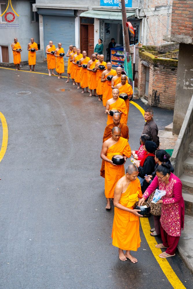 ภาพ No.317171:วันจันทร์ที่ 30 มีนาคม พ.ศ.2569 จาริกบิณฑบาตสยมภูนาทสู่พระราชวังหนุมานโดกา ประเทศเนปาล