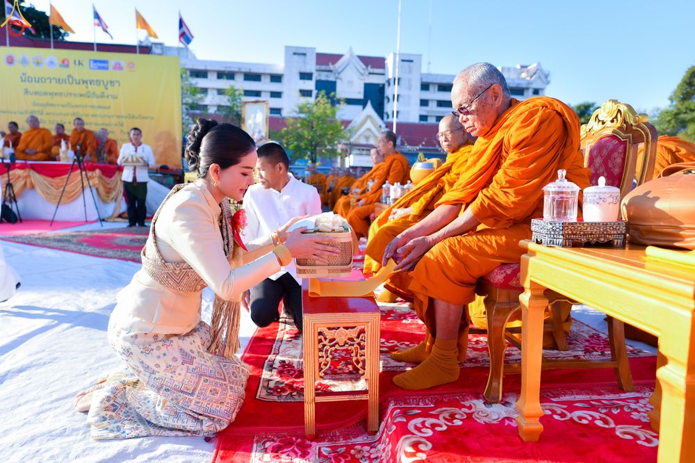 ภาพ No.280212:วันอังคารที่ ๓๐ ธันวาคม พ.ศ. ๒๕๖๘ พิธีตักบาตรพระ ๑,๐๖๙ รูป จังหวัดกาฬสินธุ์   ณ บริเวณสนามหน้าศาลากลาง จังหวัดกาฬสินธุ์ (หลังเก่า)