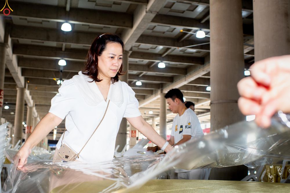 ภาพ No.322317:วันที่ 15 เมษายน พ.ศ.2569 การเตรียมงาน เช็ดโต๊ะ เก้าอี้ ปูผ้าโต๊ะฉัน เพื่องานถวายมหาสังฆทาน 40,000 กว่าวัดทั่วประเทศ วันคุ้มครองโลก 22 เมษายน พ.ศ.2569 วัดพระธรรมกาย