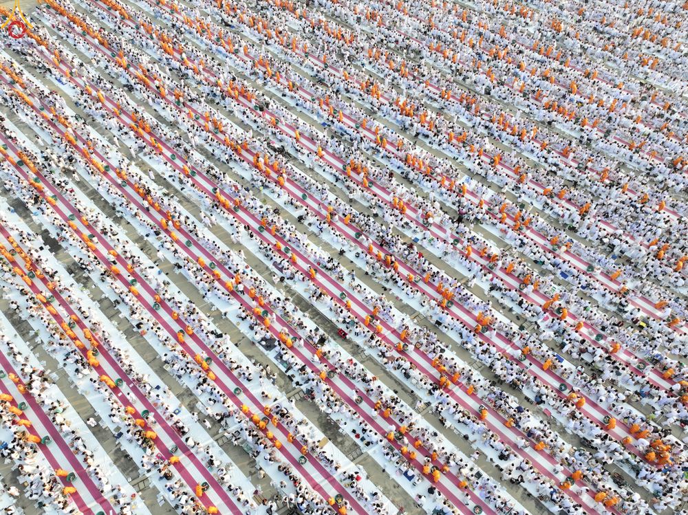 ภาพ No.279897:วันที่ 1 มกราคม พ.ศ.2569 พิธีตักบาตรในวันขึ้นปีใหม่ ณ ลานธรรม วัดพระธรรมกาย