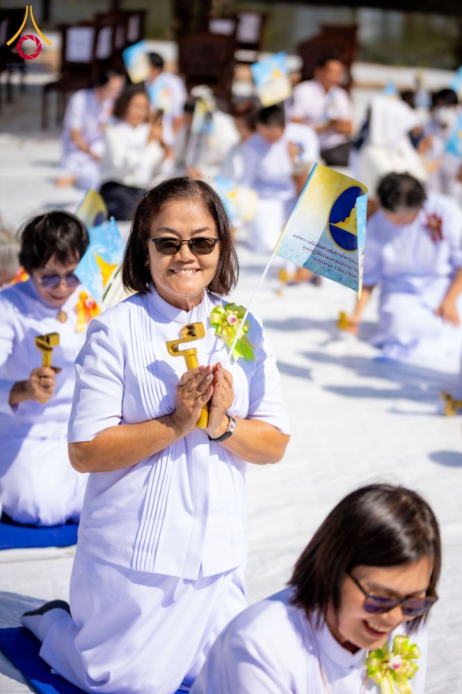 ภาพ No.285828:วันพุธที่ 10 ธันวาคม พ.ศ.2568  พิธีตอกเสาเข็มมงคลต้นสุดท้าย รองรับองค์พระเจดีย์เพื่อสร้างสันติภาพโลก ณ ศูนย์ปฏิบัติธรรมและศูนย์อบรมเยาวชน ชัยนาท