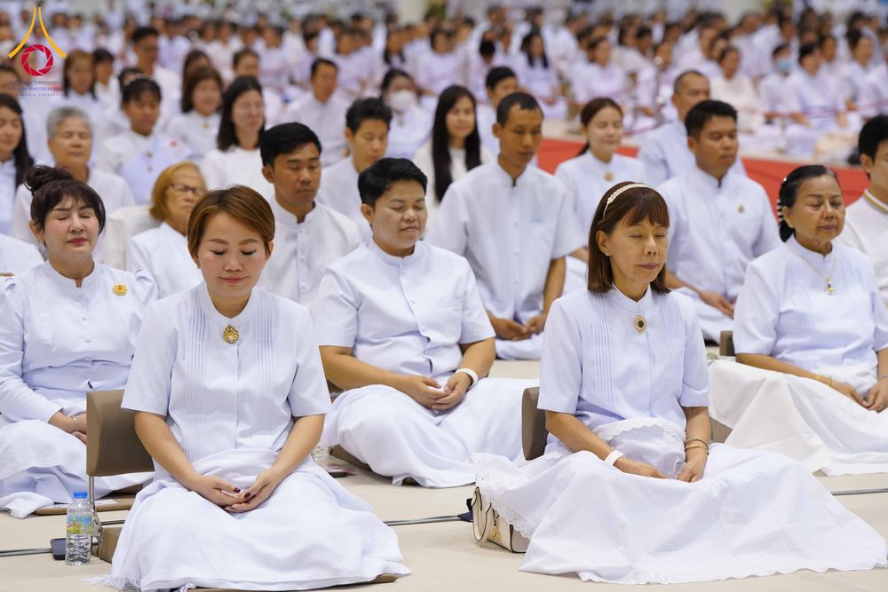 ภาพ No.337959:วันอาทิตย์ต้นเดือน 5 กรกฎาคม พ.ศ.2569 สัมมนาพิเศษ พิธีมอบพระของขวัญ ณ ห้องแก้วสารพัด1 วัดพระธรรมกาย