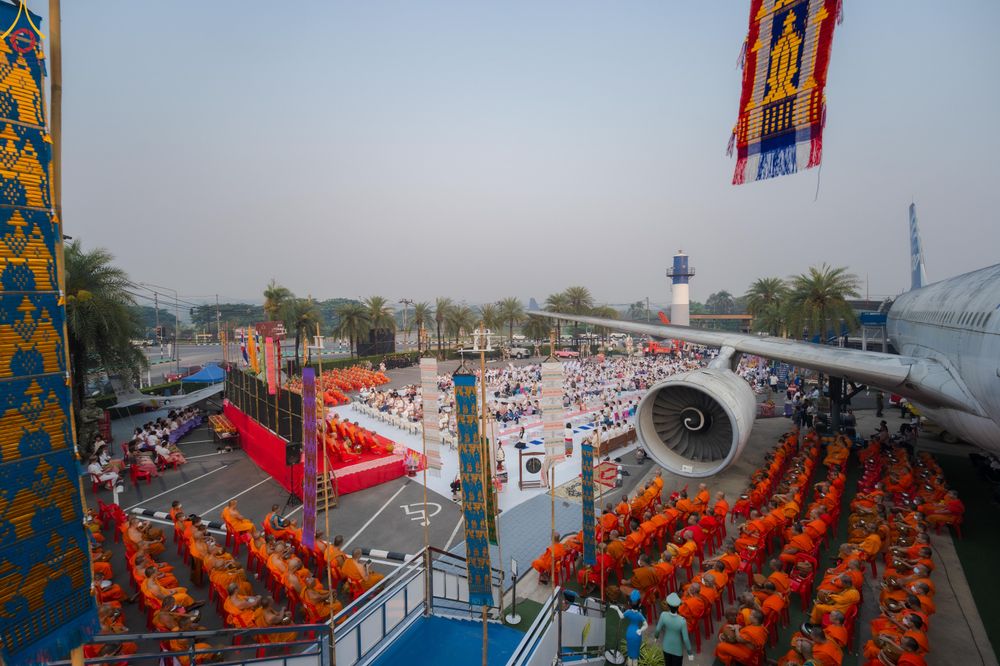 ภาพ No.321017:วันอาทิตย์ที่ ๑๒ เมษายน พ.ศ ๒๕๖๙ พิธีตักบาตรปี๋ใหม่เมืองพระภิกษุสงฆ์ ๓๓๙ รูป  อุทิศถวายพระราชกุศลสมเด็จพระนางสิริกิติ์  พระบรมราชินีนาถ พระบรมราชชนนีพันปีหลวง และฉลองเมืองแม่แตงครบรอบ ๑๑๙ ปี ณ ลานโรงแรมแอร์ไดมอนด์ อำเภอแม่แตง จังหวัดเชียงใหม่