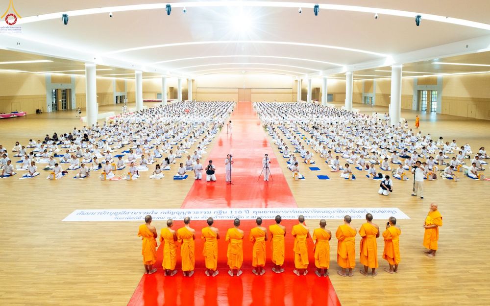 พระภิกษุสงฆ์และพุทธศาสนิกชนจำนวนมากร่วมกิจกรรมสัมมนาภายในหอประชุมขนาดใหญ่