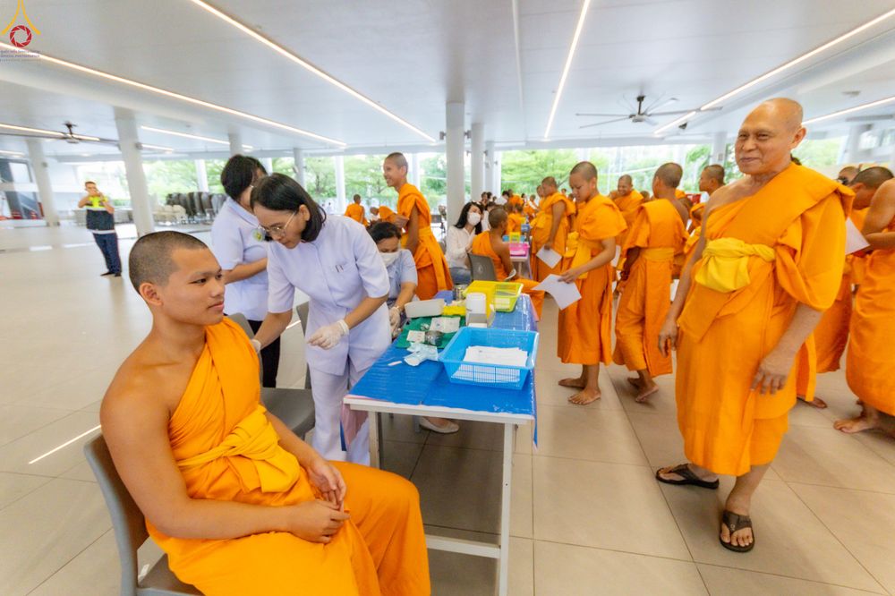 ภาพ No.331876:วันที่ 5 พฤษภาคม พ.ศ.2569 ศูนย์การแพทย์บุญรักษา ร่วมกับคลินิกใจใส จัดถวายวัคซีนป้องกันไข้หวัดใหญ่  แด่คณะพระภิกษุสามเณรกว่า 500 รูป