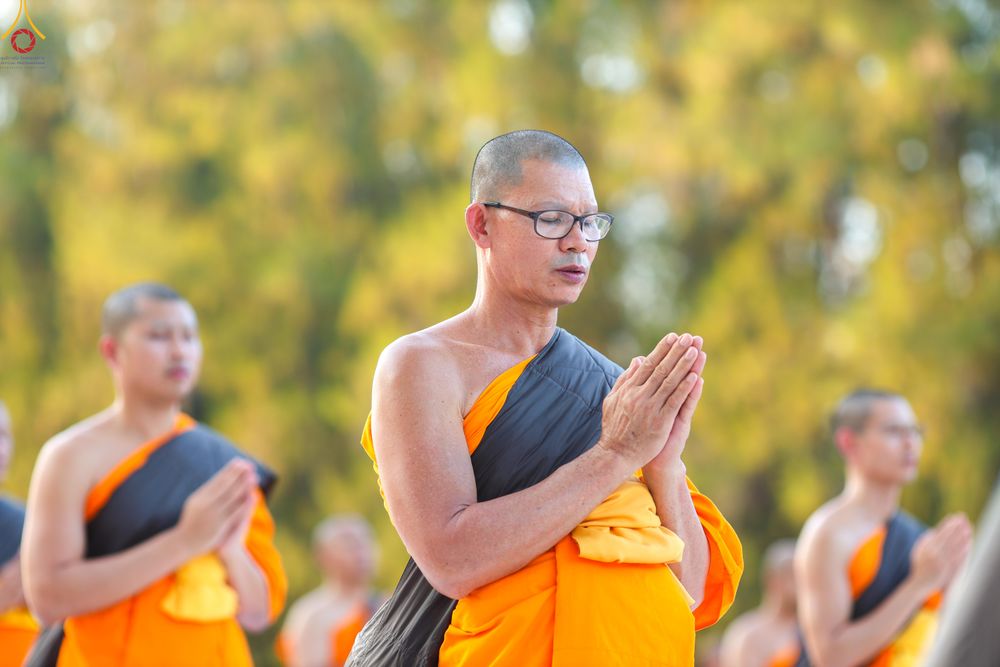 ภาพ No.281672:วันที่ 24 ธันวาคม พ.ศ.2568 พระธรรมยาตรา ปฏิบัติธรรม และถ่ายภาพหมู่ประวัติศาสตร์ ณ ลานหน้ามหาวิหารพระมงคลเทพมุนีฯ วัดพระธรรมกาย