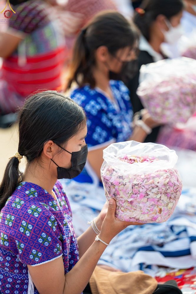 ภาพ No.72408:พิธีต้อนรับพระธรรมยาตรา ในโครงการธรรมยาตรากตัญญูบูชา มหาปูชนียาจารย์ พระมงคลเทพมุนี(สด จนฺทสโร) พระผู้ปราบมาร อนุสรณ์สถาน 7 แห่ง ปีที่ 11 วันที่ 18 มกราคม พ.ศ. 2566 ณ อนุสรณ์สถานลำดับที่ 4 สถานที่เกิดด้วยกายธรรม วัดโบสถ์ (บน) บางคูเวียง อ.บางกรวย จ.นนทบุ