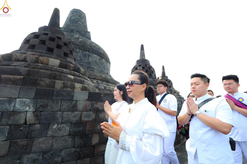 ภาพ No.330040:วันที่ 27-29 พฤษภาคม พ.ศ.2569 MBMI Tangerang (Majelis Agama Buddha Mahanikaya) ได้มีการเตรียมงานเพื่อจัดงานวิสาขบูชานานาชาติ  ชึ่งในงานจะมีการจุดประทีปโคมลาน โคมลอย กว่า 20,000 ดวง  เพื่อน้อมถวายเป็นพุทธบูชา และเพื่อเป็นการกระชับสัมพันธมิตรภาพ