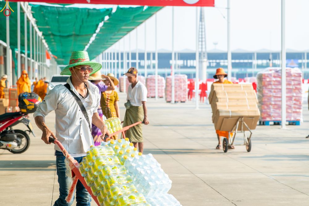 ภาพ No.323065:วันที่ 19 เมษายน พ.ศ.2569 การเรียงกล่องไทยธรรม , เตรียมงานจราจร เพื่องานถวายมหาสังฆทาน 40,000 กว่าวัดทั่วประเทศ วันคุ้มครองโลก 22 เมษายน พ.ศ.2569 วัดพระธรรมกาย