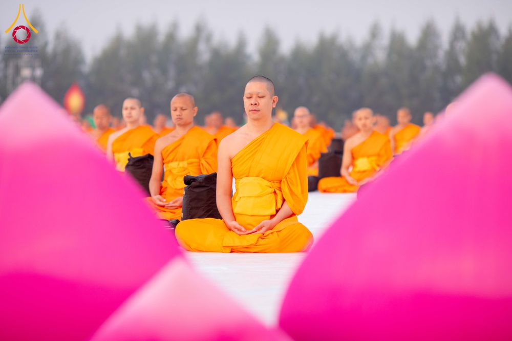 ภาพ No.299750:วันที่ 19 มกราคม พ.ศ.2569 พระธรรมยาตราปฏิบัติธรรมและถ่ายภาพหมู่ประวัติศาสตร์ ณ อนุสรณ์สถานลำดับที่ 5 สถานที่เผยแผ่วิชชาธรรมกายครั้งแรก  อนุสรณ์สถานบางปลาวัดบางปลา อ.บางเลน จ.นครปฐม ในโครงการธรรมยาตรา กตัญญูบูชา มหาปูชนียาจารย์ พระมงคลเทพมุนี(สด จนฺทสโร) 