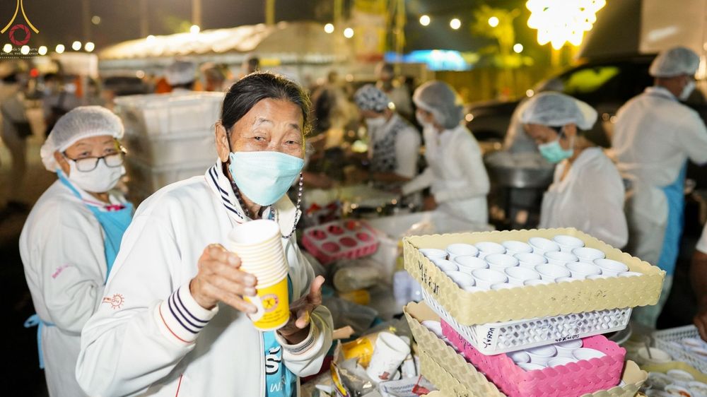 ภาพ No.73741:พิธีถวายภัตตาหารเป็นสังฆทาน แด่คณะพระธรรมยาตราฯ ในโครงการธรรมยาตรากตัญญูบูชา มหาปูชนียาจารย์ พระมงคลเทพมุนี(สด จนฺทสโร) พระผู้ปราบมาร อนุสรณ์สถาน 7 แห่ง ปีที่ 11 วันที่ 22 มกราคม พ.ศ. 2566