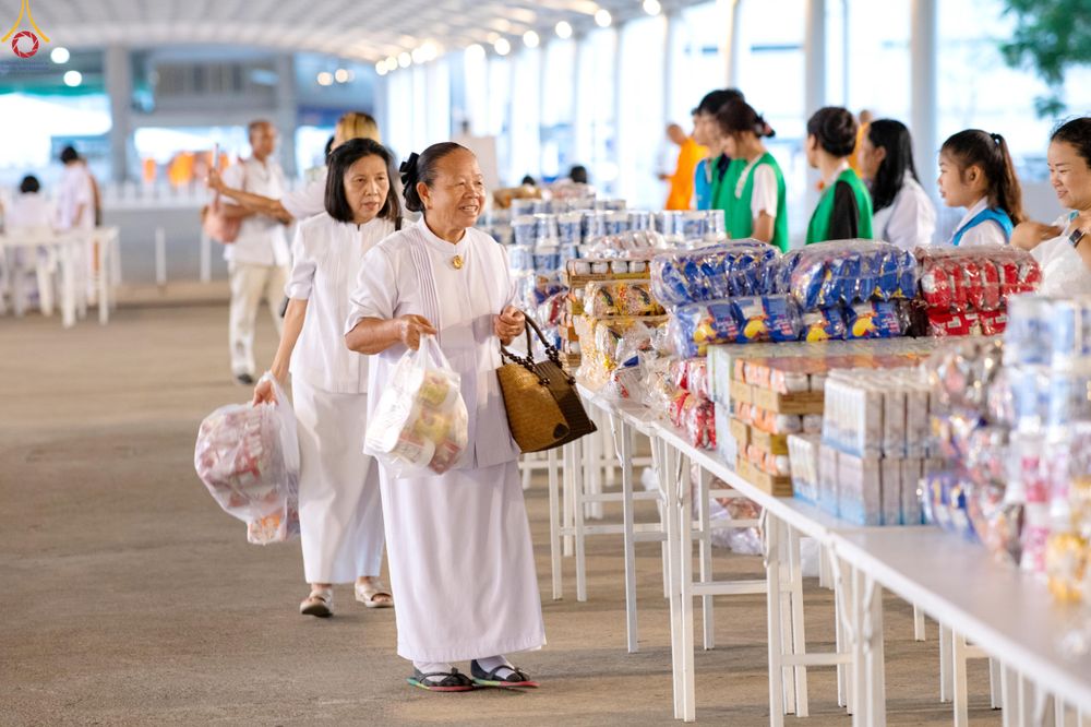 ภาพ No.327887:วันที่ 3 พฤษภาคม พ.ศ.2569 พิธีตักบาตร ข้าวสารอาหารแห้ง ณ บ้านแก้วเรือนทองคุณยายอาจารย์ฯ วัดพระธรรมกาย