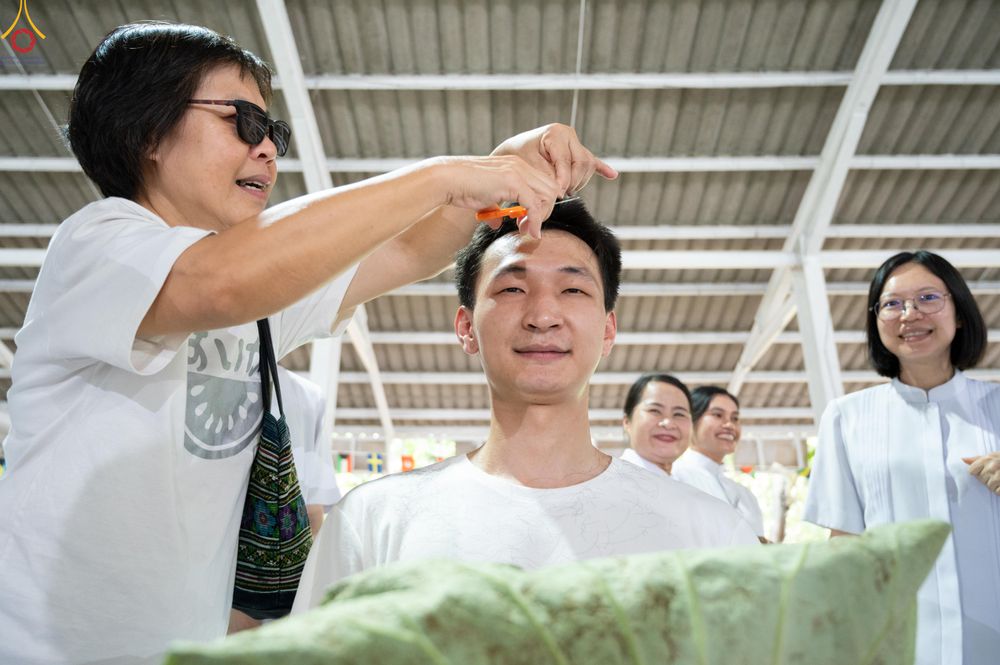 ภาพ No.338284:วันอาทิตย์ที่ 5 กรกฎาคม พศ.2569 พิธีตัดปอยผมธรรมทายาทนานาชาติ IDOP รุ่นที่ 21 จากประเทศจีน มาเลเซีย สิงคโปร์ และไต้หวัน ณ โถงช้าง วัดพระธรรมกาย