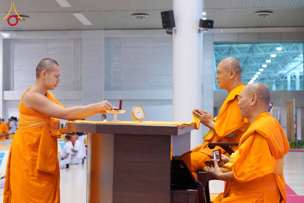 ภาพ No.337994:วันอาทิตย์ต้นเดือน 5 กรกฎาคม พ.ศ.2569 สัมมนาพิเศษ พิธีมอบพระของขวัญ ณ ห้องแก้วสารพัด1 วัดพระธรรมกาย