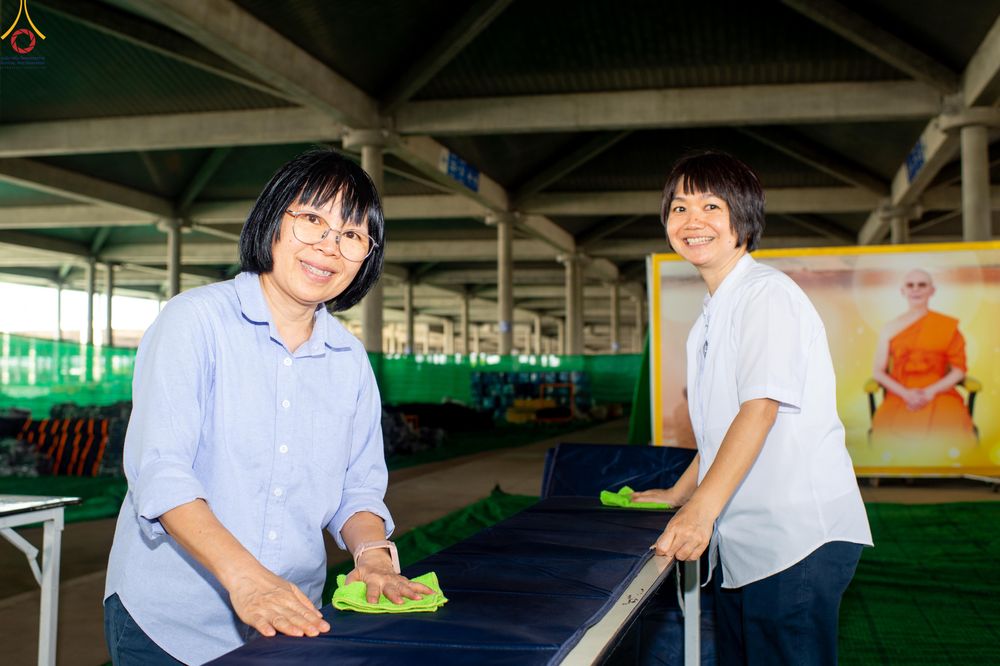 ภาพ No.322388:วันที่ 16 เมษายน พ.ศ.2569 การจัดเตรียมเบาะรองนอน เช็ดทำความสะอาด  เพื่องานถวายมหาสังฆทาน 40,000 กว่าวัดทั่วประเทศ วันคุ้มครองโลก 22 เมษายน พ.ศ.2569 วัดพระธรรมกาย