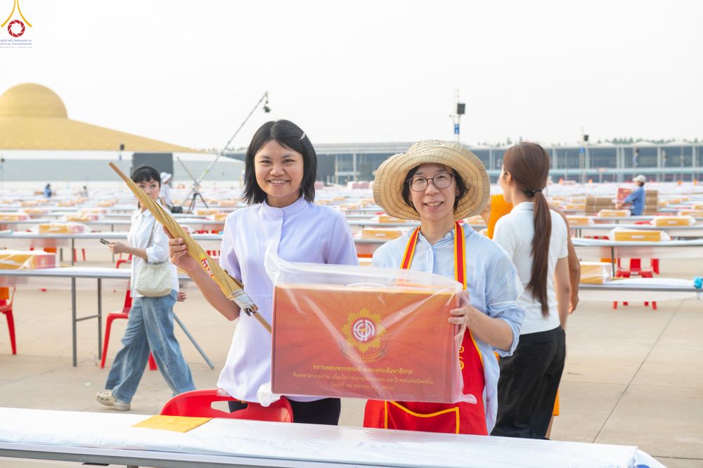 ภาพ No.322576:วันที่ 17 เมษายน พ.ศ.2569 การเรียงกล่องไทยธรรม เรียงน้ำดื่ม เรียงร่ม ณ ลานธรรมพระมหาธรรมกายเจดีย์ เพื่องานถวายมหาสังฆทาน 40,000 กว่าวัดทั่วประเทศ วันคุ้มครองโลก 22 เมษายน พ.ศ.2569 วัดพระธรรมกาย