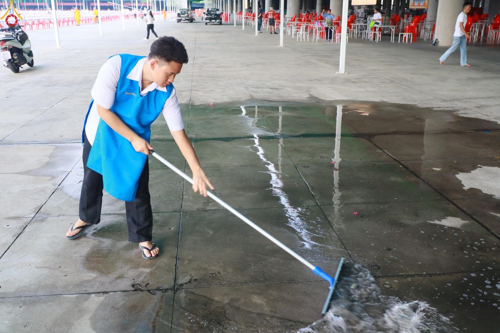 ภาพ No.322985:วันที่ 17-19 เมษายน พ.ศ.2569 การปูผ้ากระสอบขาว , เตรียมจุดฉัน , เตรียมจุดพักค้าง เพื่องานถวายมหาสังฆทาน 40,000 กว่าวัดทั่วประเทศ วันคุ้มครองโลก 22 เมษายน พ.ศ.2569 วัดพระธรรมกาย