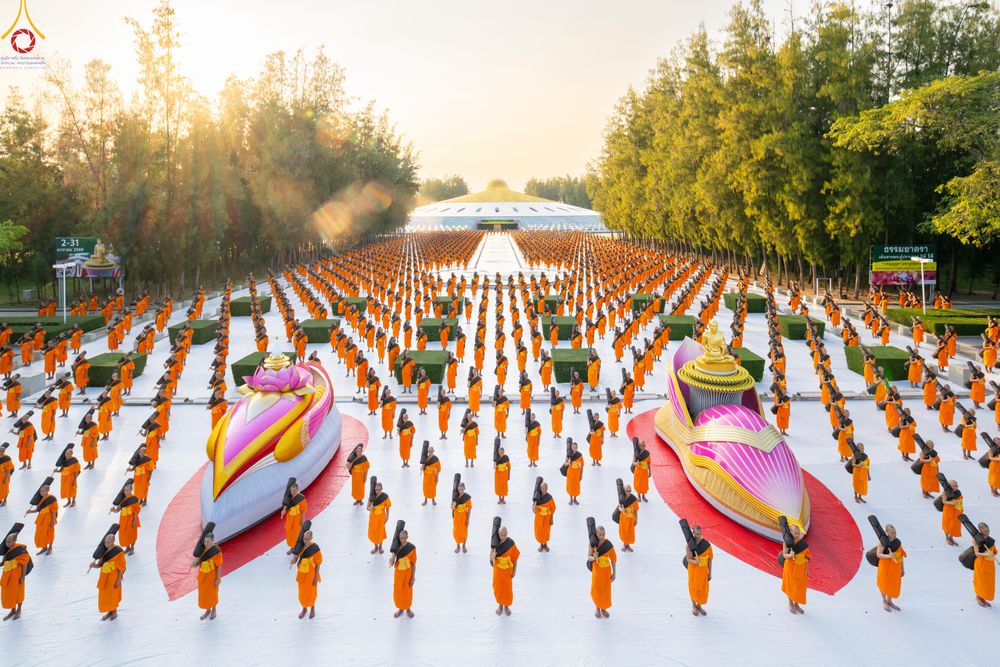 ภาพ No.281636:วันที่ 24 ธันวาคม พ.ศ.2568 พระธรรมยาตรา ปฏิบัติธรรม และถ่ายภาพหมู่ประวัติศาสตร์ ณ ลานหน้ามหาวิหารพระมงคลเทพมุนีฯ วัดพระธรรมกาย