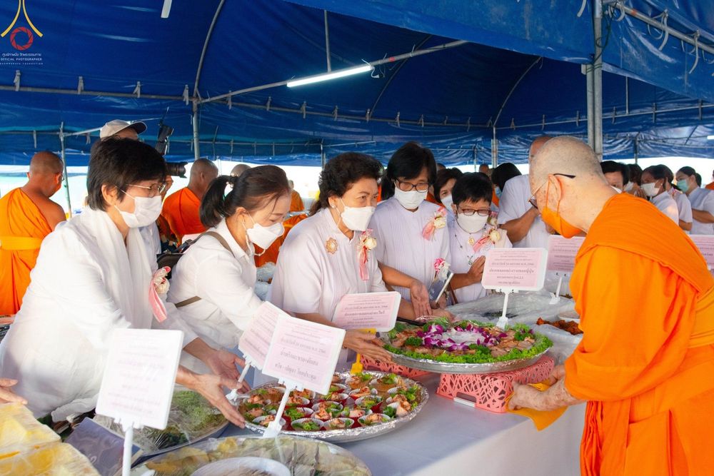 ภาพ No.74008:พิธีถวายภัตตาหารเป็นสังฆทาน แด่คณะพระธรรมยาตราฯ ในโครงการธรรมยาตรากตัญญูบูชา มหาปูชนียาจารย์ พระมงคลเทพมุนี(สด จนฺทสโร) พระผู้ปราบมาร อนุสรณ์สถาน 7 แห่ง ปีที่ 11 วันที่ 24 มกราคม พ.ศ. 2566
