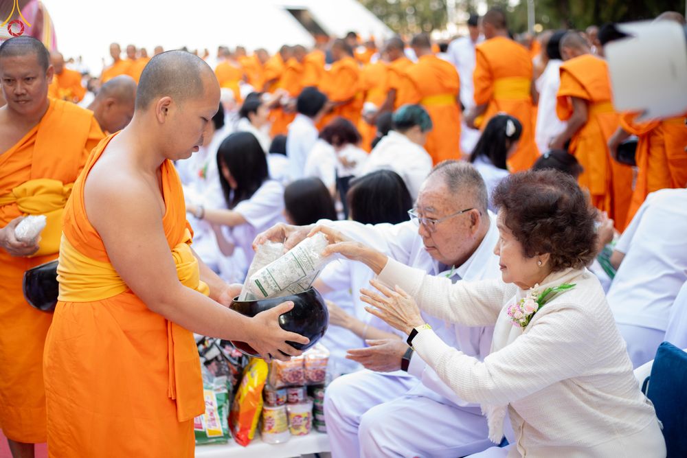 ภาพ No.289393:วันที่ 7 มกราคม พ.ศ. 2569 พิธีตักบาตรพระธรรมยาตรา ณ อนุสรณ์สถานลำดับที่ 1 สถานที่เกิดด้วยรูปกายเนื้อ อนุสรณ์สถานมหาวิหารพระมงคลเทพมุนี (โลตัสแลนด์) อ.สองพี่น้อง จ.สุพรรณบุรี ในโครงการธรรมยาตรา กตัญญูบูชา มหาปูชนียาจารย์ พระมงคลเทพมุนี(สด จนฺทสโร) พระผู้ป