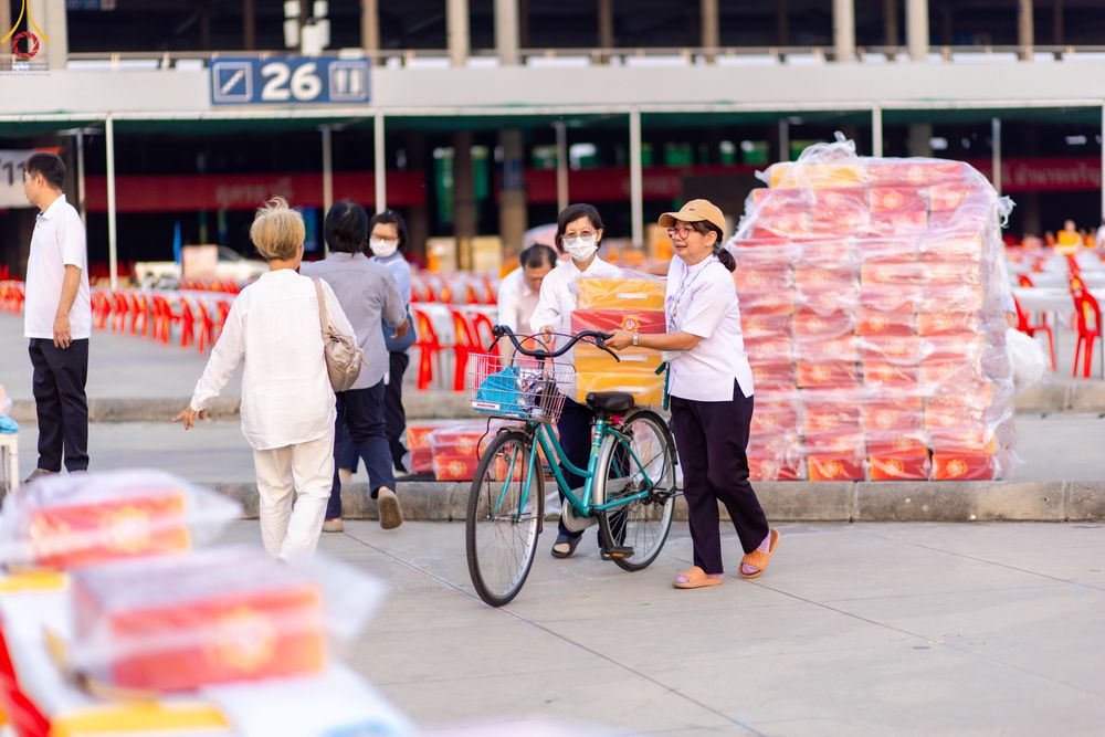 ภาพ No.322731:วันที่ 15-18 เมษายน พ.ศ.2569 การเเตรียมโต๊ะฉัน , เตรียมจุดพักค้าง , เรียงเก้าอี้ , เรียงกล่องไทยธรรม  เพื่องานถวายมหาสังฆทาน 40,000 กว่าวัดทั่วประเทศ วันคุ้มครองโลก 22 เมษายน พ.ศ.2569 วัดพระธรรมกาย