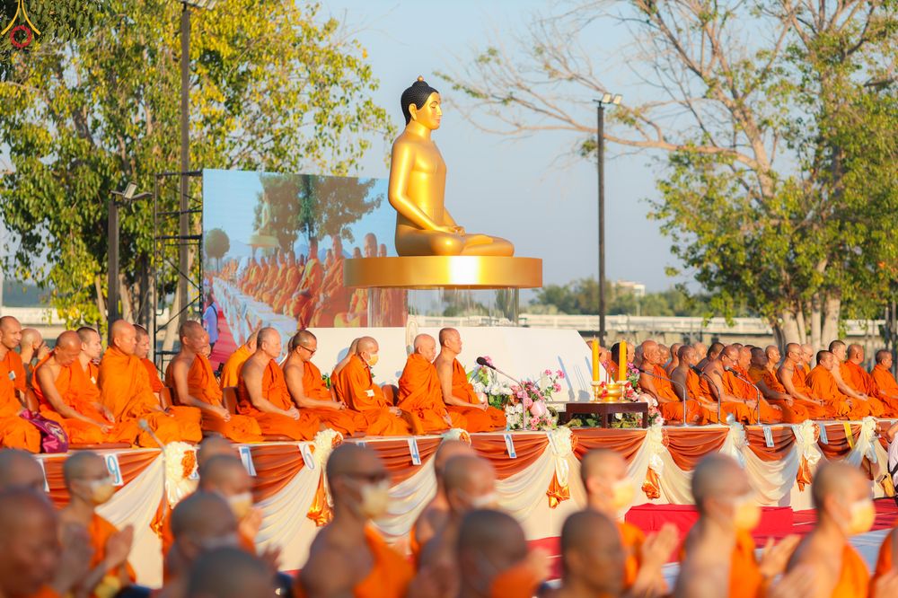 ภาพ No.284162:วันเสาร์ที่ 20 ธันวาคม พ.ศ.2568  พิธีตักบาตรพระ 10,000 รูป เนื่องในโอกาส 194 ปี จังหวัดกาญจนบุรี และอุทิศส่วนกุศลให้แด่บรรพชนทั้งหลาย บริเวณถนนสองแคว (Skywalk) เมืองกาญจนบุรี